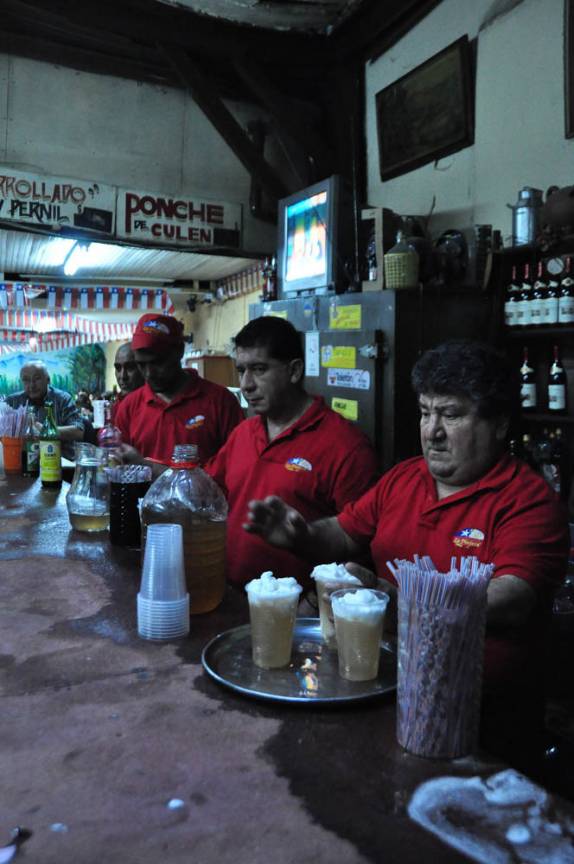 Produção em série de 'Terremotos', no balcão do La Piojera, bar tradicional de Santiago, capital do Chile